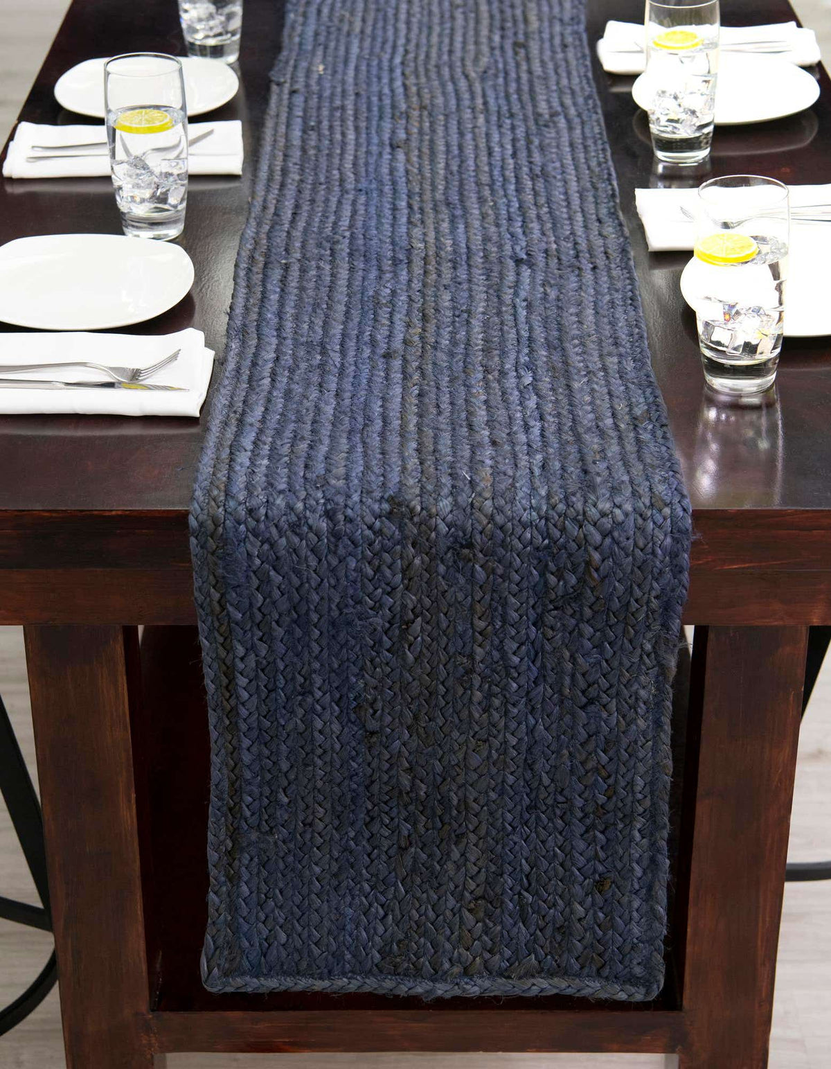 Tischläufer Handgeflochten Teppich Braided Jute in Marineblau von Hadorn™ - Lifestyle Image