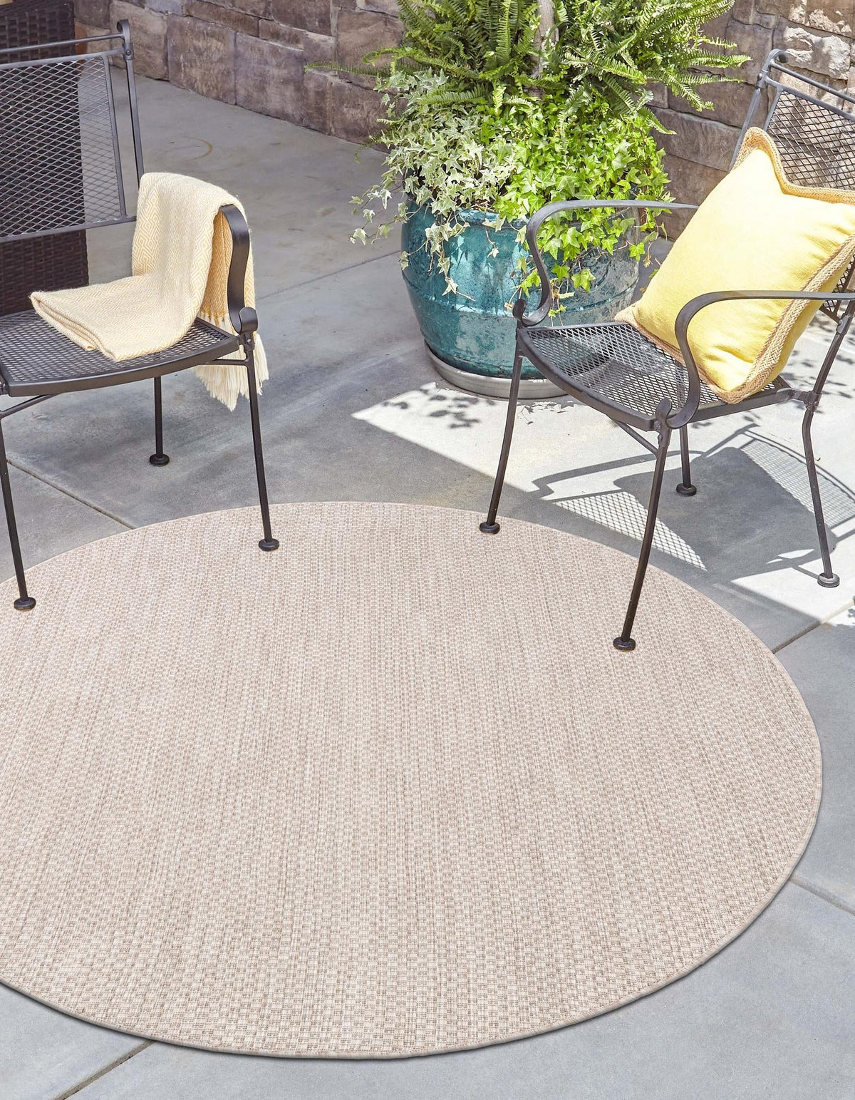 Rund Outdoor Teppich Tulum Outdoor in Beige von Hadorn™ - Lifestyle Image
