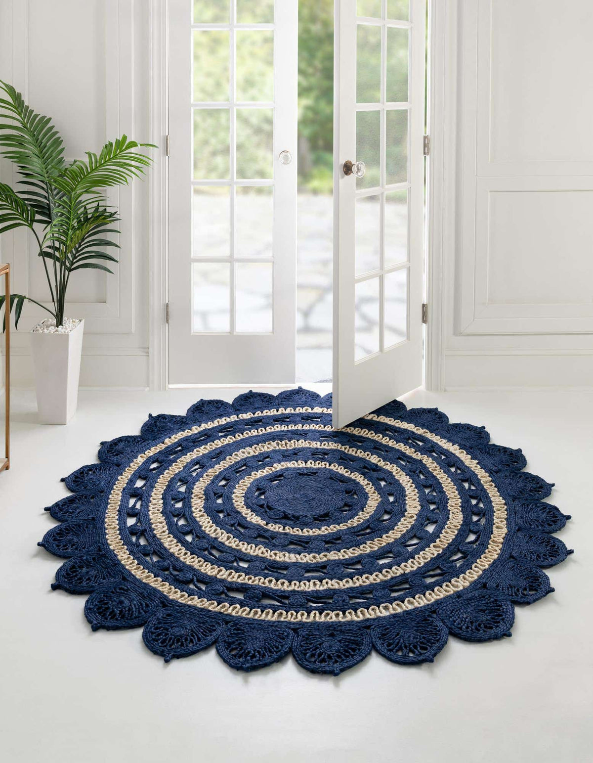 Rund Handgeflochten Teppich Braided Jute in Dunkelblau von Hadorn™ - Lifestyle Image