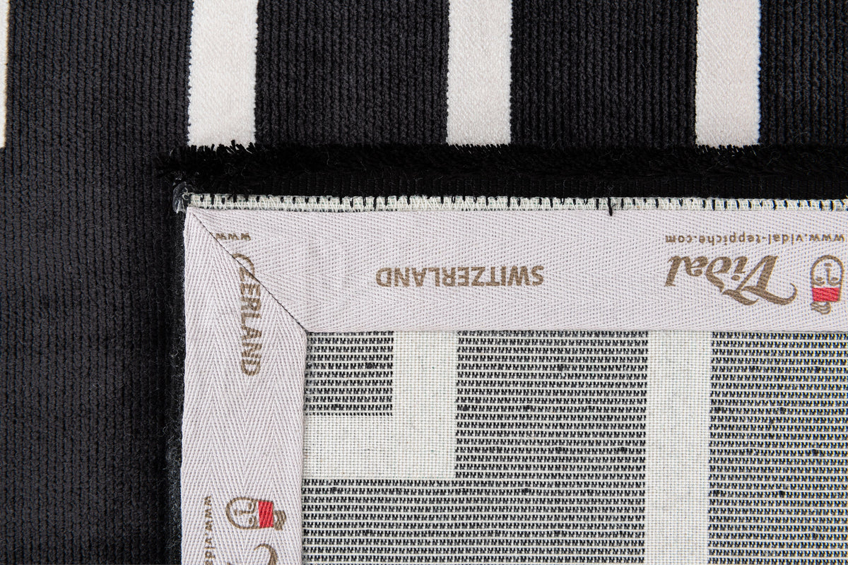 Rechteck Luxus Teppich Laax in Schwarz von Hadorn™ - Lifestyle Image
