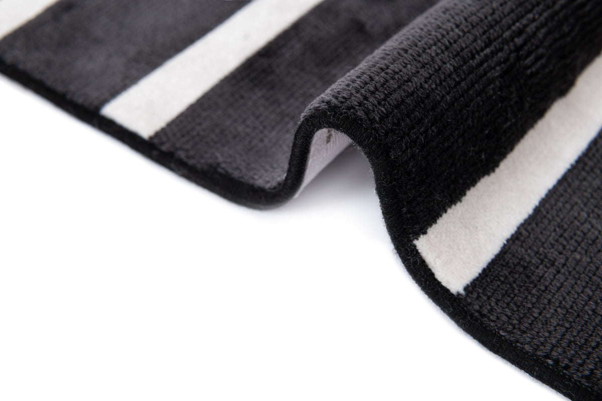 Rechteck Luxus Teppich Laax in Schwarz von Hadorn™ - Lifestyle Image