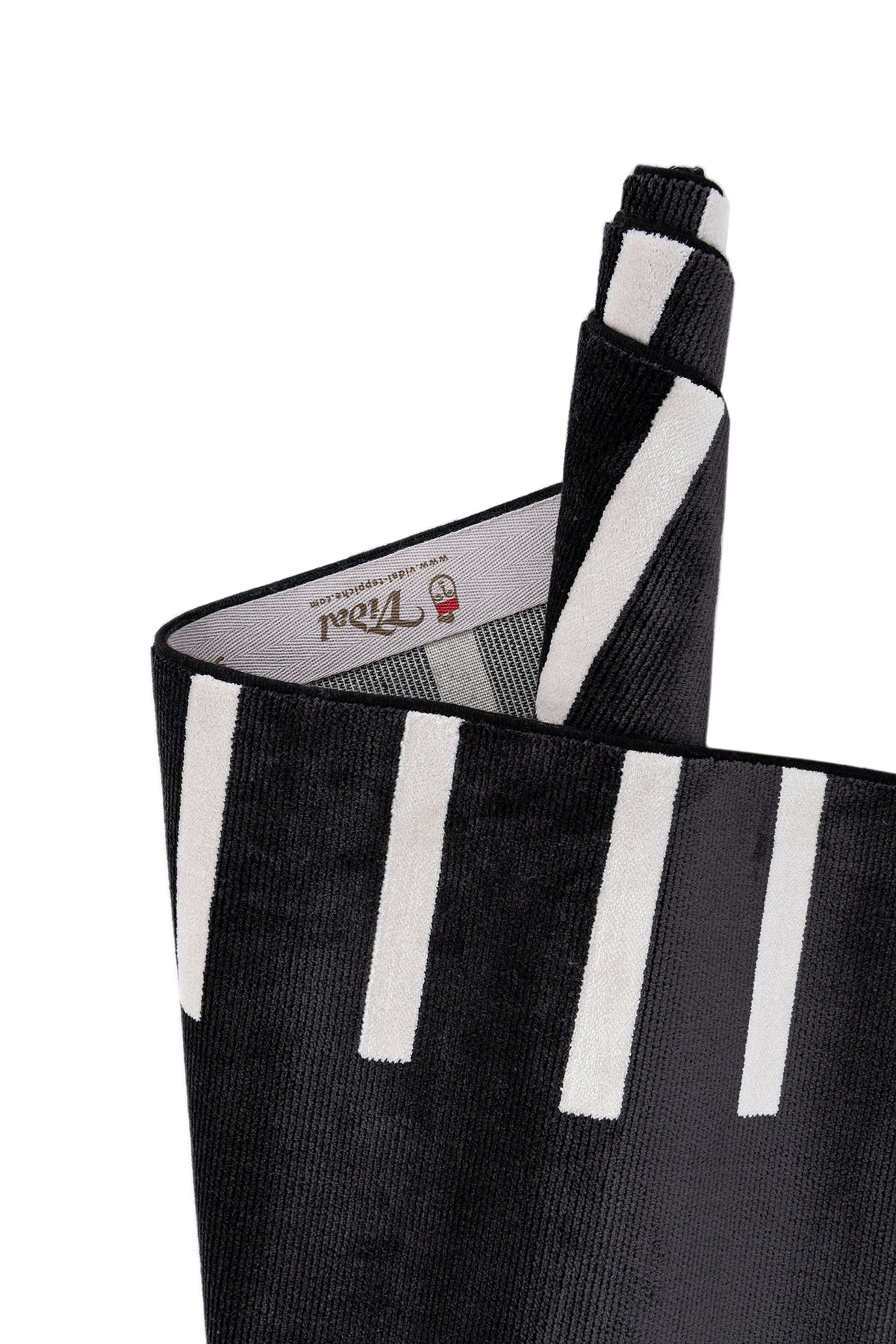 Rechteck Luxus Teppich Laax in Schwarz von Hadorn™ - Lifestyle Image