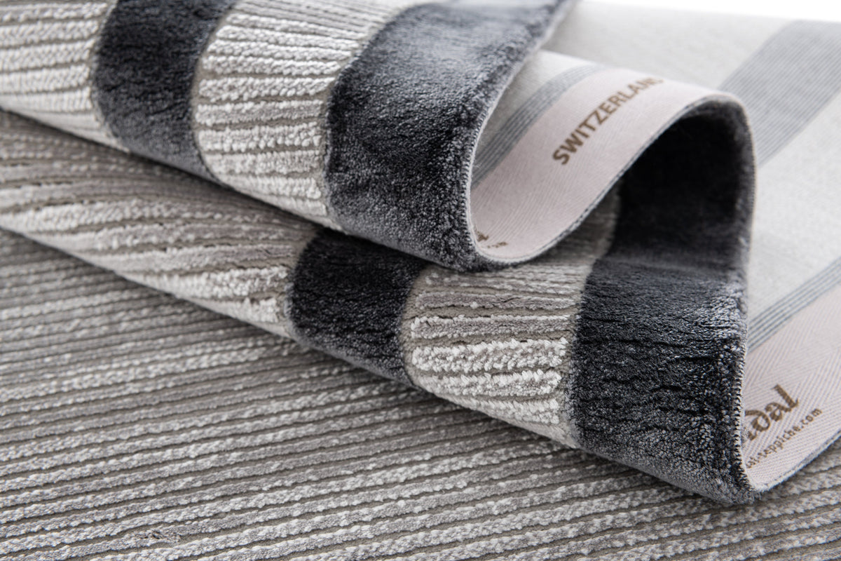 Rechteck Luxus Teppich Chiasso in Grau von Hadorn™ - Lifestyle Image