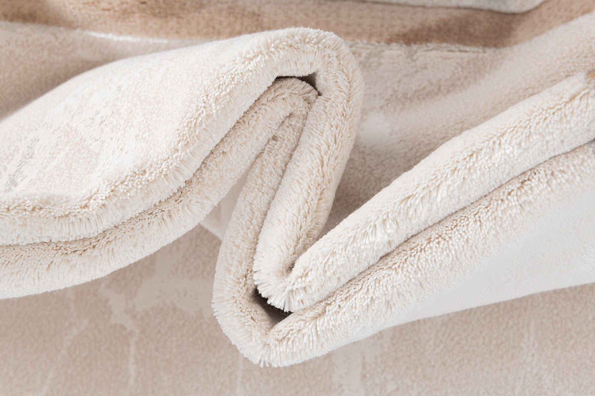 Rechteck Luxus Teppich Lausanne in Weiss von Hadorn™ - Lifestyle Image