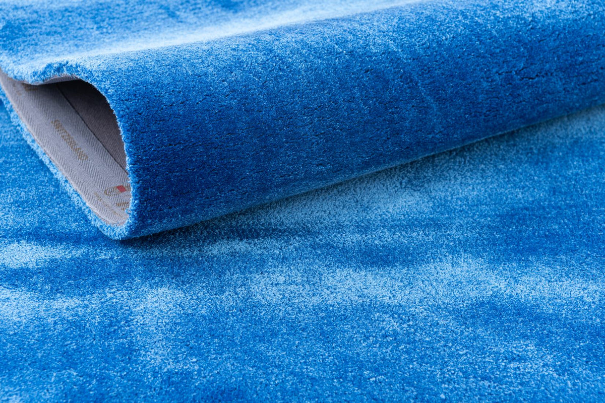 Rechteck Teppich Robotuft in Blau von Hadorn™ - Lifestyle Image