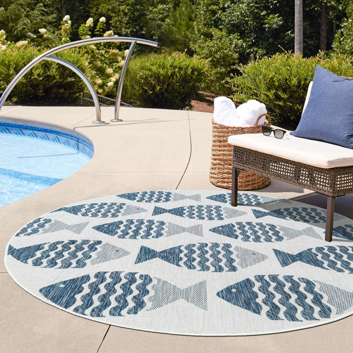 Rund Outdoor Teppich Tulum Outdoor in Marineblau von Hadorn™ - Lifestyle Image