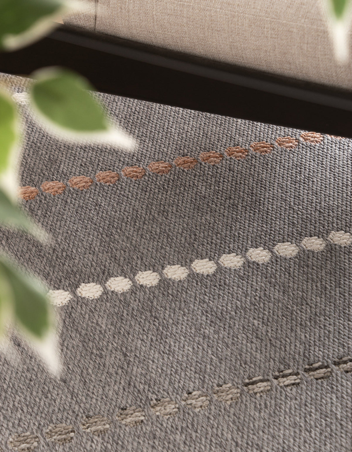 Rechteck Teppich Juniper Classic in Grau von Hadorn™ - Lifestyle Image