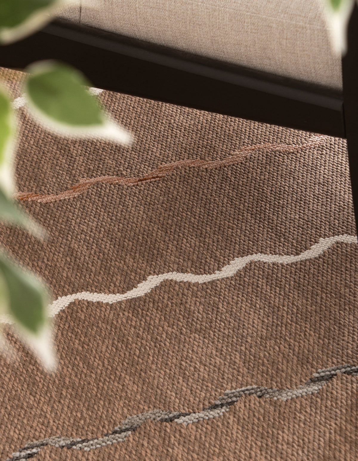 Rechteck Teppich Juniper Classic in Braun von Hadorn™ - Lifestyle Image