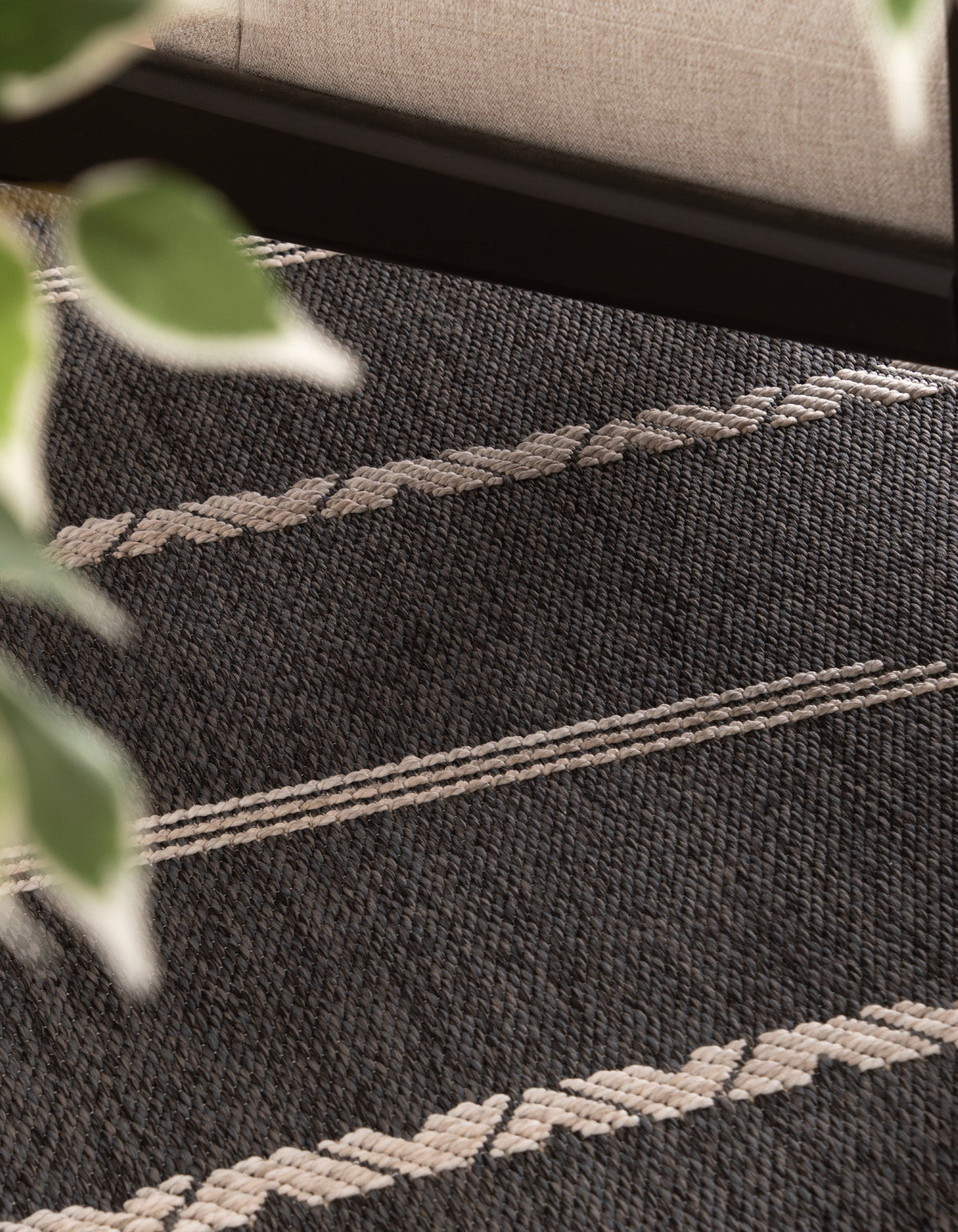 Rechteck Teppich Juniper Lyn in Anthrazit von Hadorn™ - Lifestyle Image