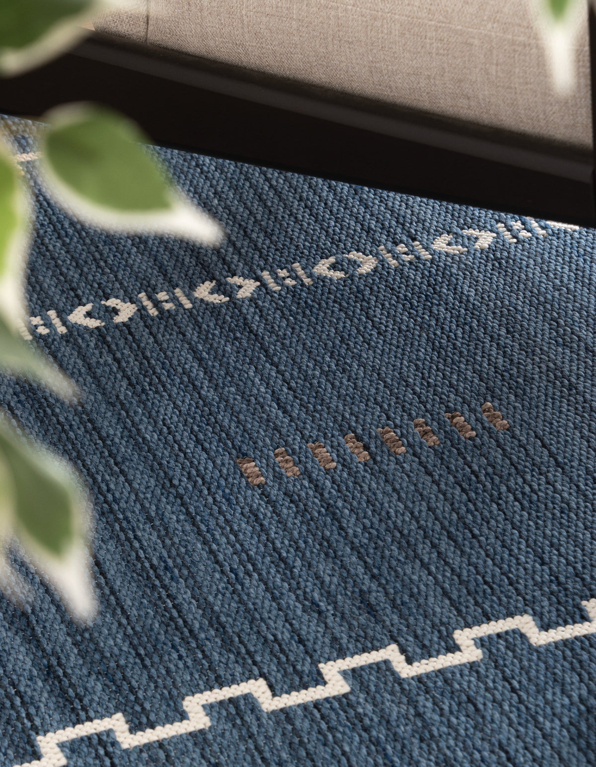 Rechteck Teppich Juniper Greka in Blau von Hadorn™ - Lifestyle Image