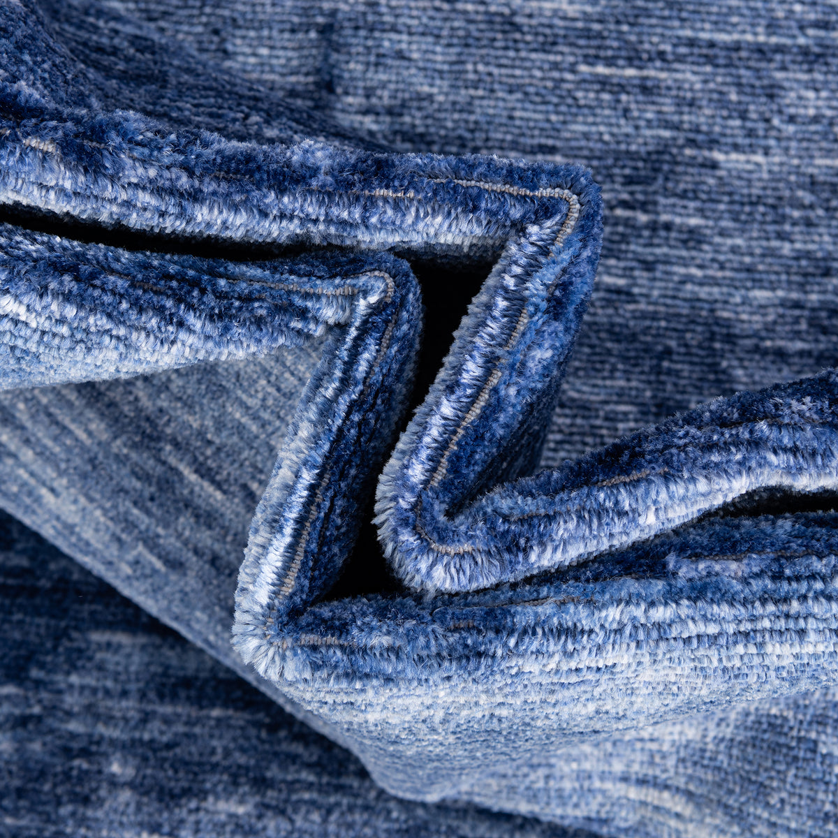 Rechteck Teppich Gabbeh Design in Blau von Hadorn™ - Lifestyle Image