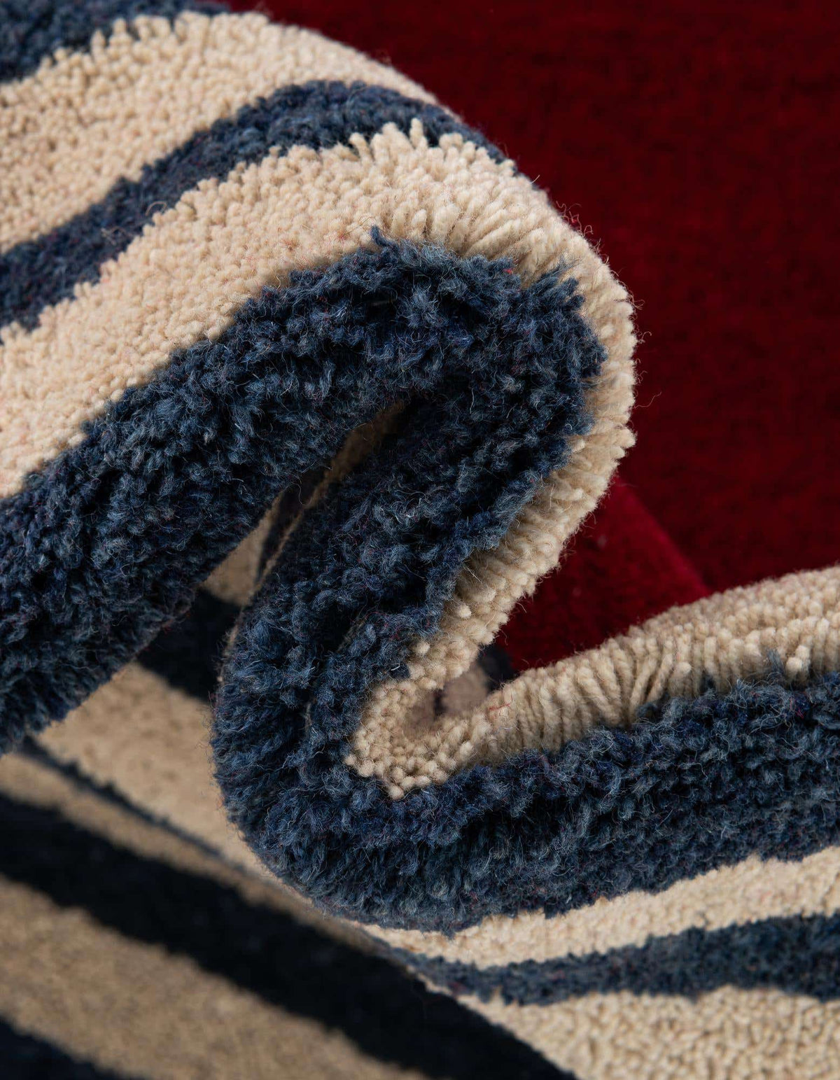 Rechteck Teppich AI Handgetuftet in Elfenbein und Rot von Hadorn™ - Lifestyle Image