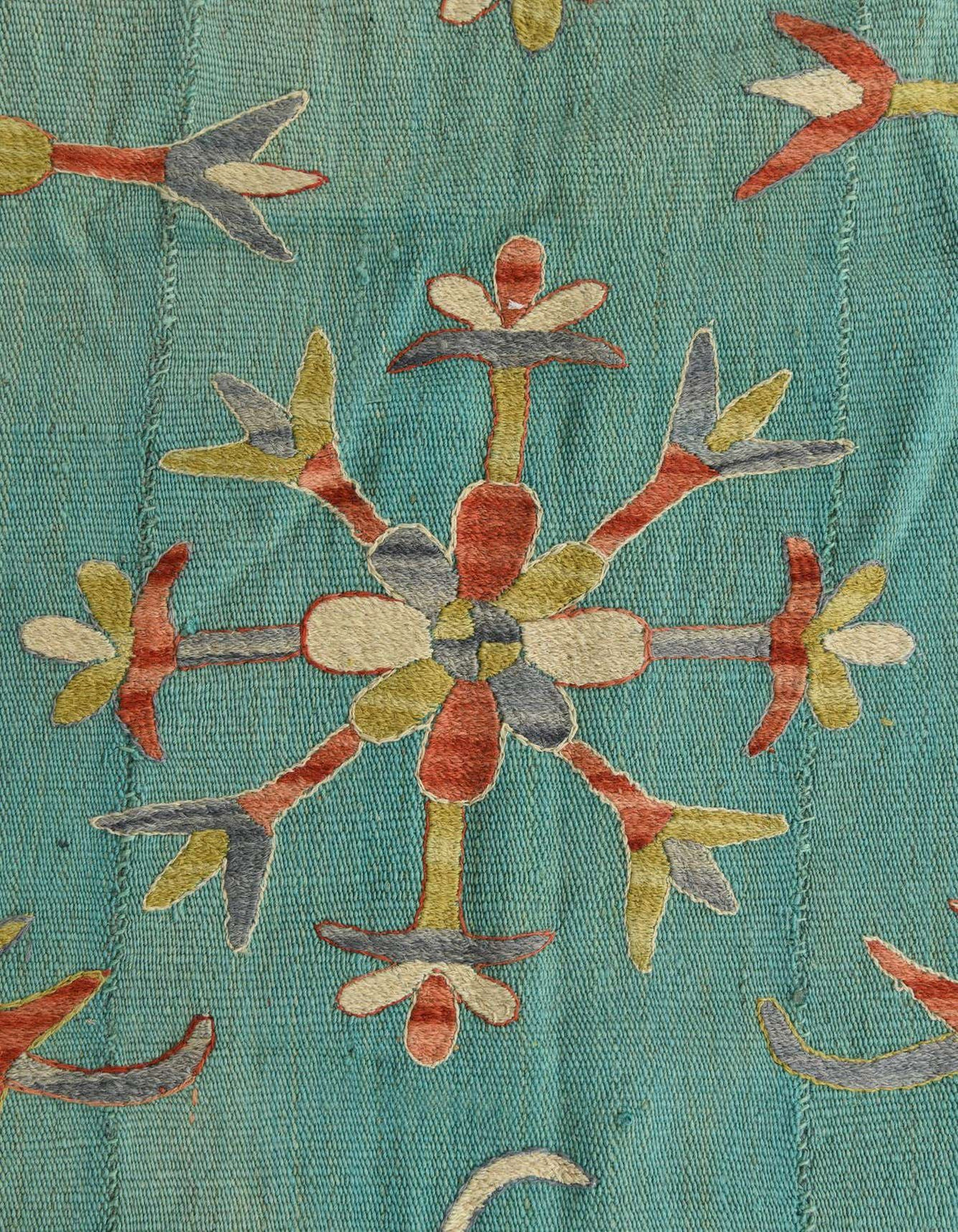Quadratisch Handgeflochten Teppich Kelim Suzani in Hellgrün von Hadorn™ - Lifestyle Image