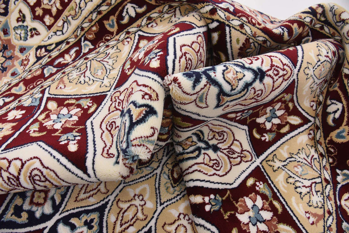 Rund Teppich Nain Design in Rot von Hadorn™ - Lifestyle Image
