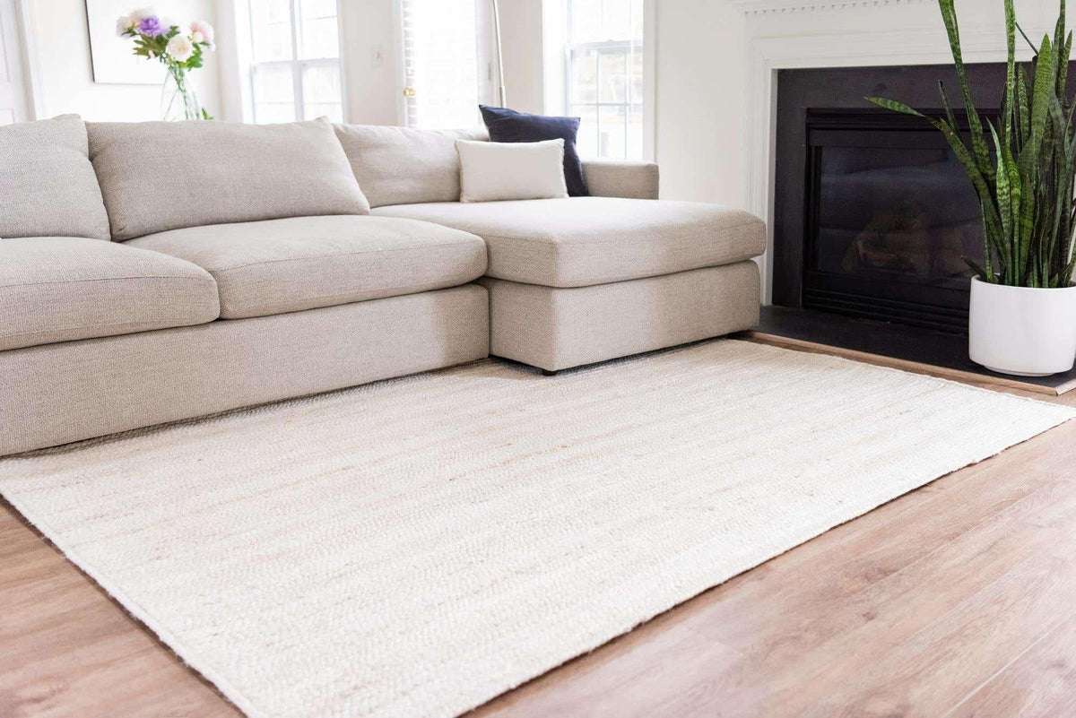 Rechteck Handgeflochten Teppich Braided Jute in Weiss von Hadorn™ - Lifestyle Image