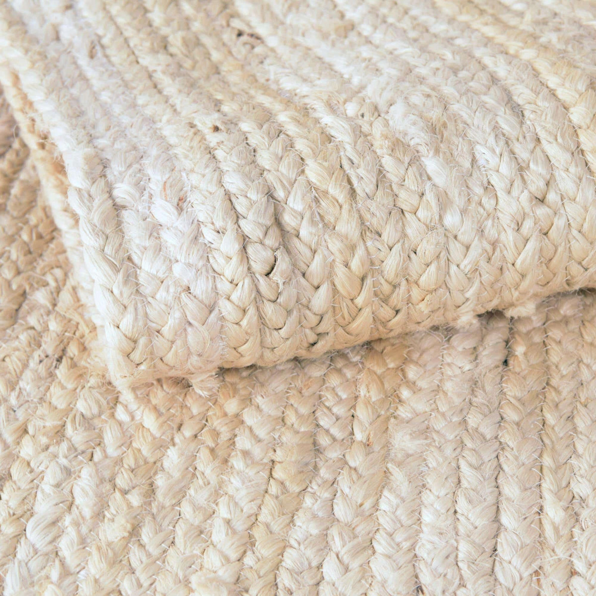 Rechteck Handgeflochten Teppich Braided Jute in Weiss von Hadorn™ - Lifestyle Image
