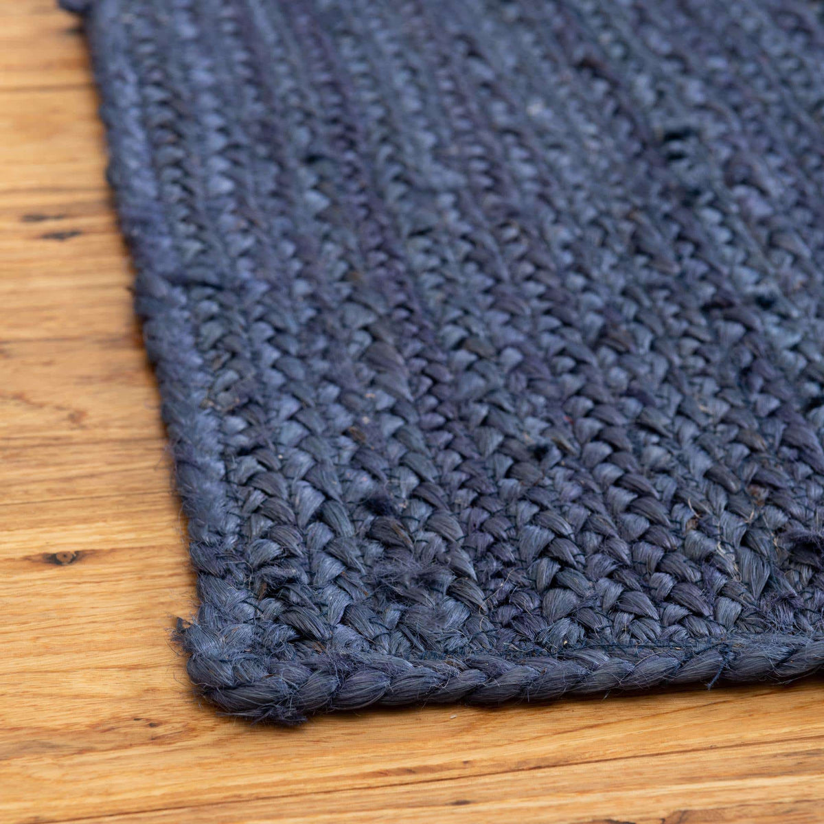 Rechteck Handgeflochten Teppich Braided Jute in Marineblau von Hadorn™ - Lifestyle Image