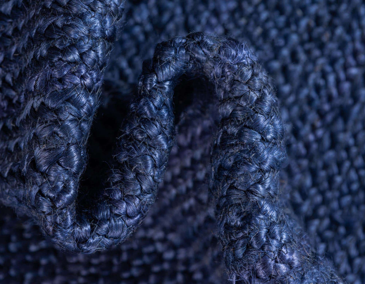 Läufer Handgeflochten Teppich Braided Jute in Marineblau von Hadorn™ - Lifestyle Image