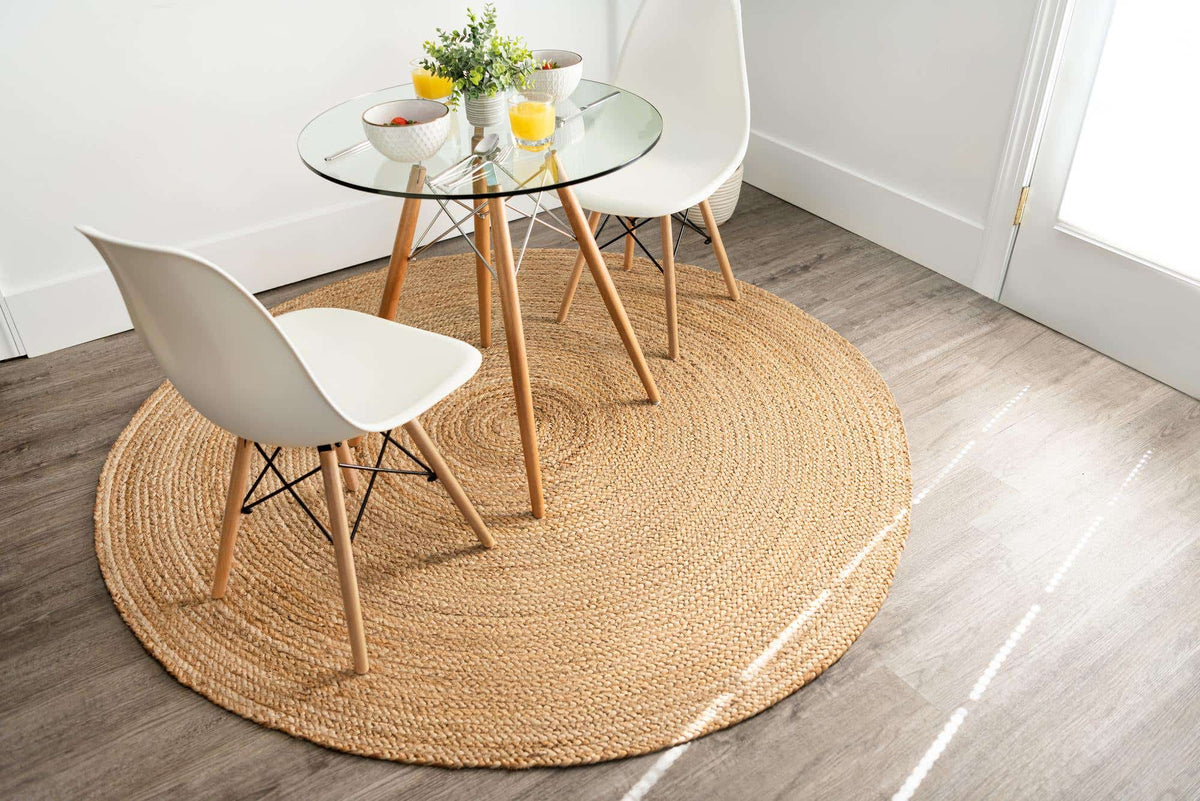 Rund Handgeflochten Teppich Braided Jute in Natürlich von Hadorn™ - Lifestyle Image