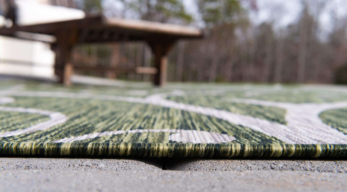 Rund Outdoor Teppich Outdoor Botanical in Grün von Hadorn™ - Lifestyle Image