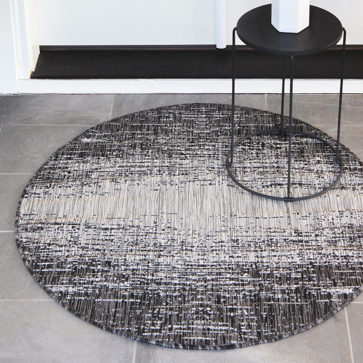 Rund Outdoor Teppich Outdoor Modern in Grau von Hadorn™ - Lifestyle Image