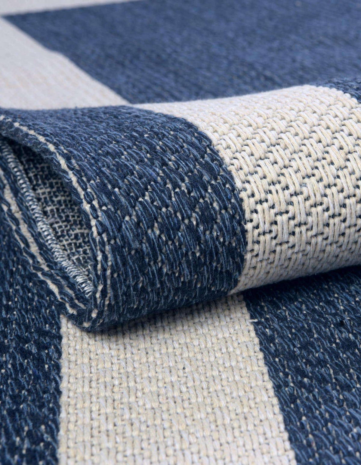 Rechteck Teppich Georgia in Marineblau von Hadorn™ - Lifestyle Image