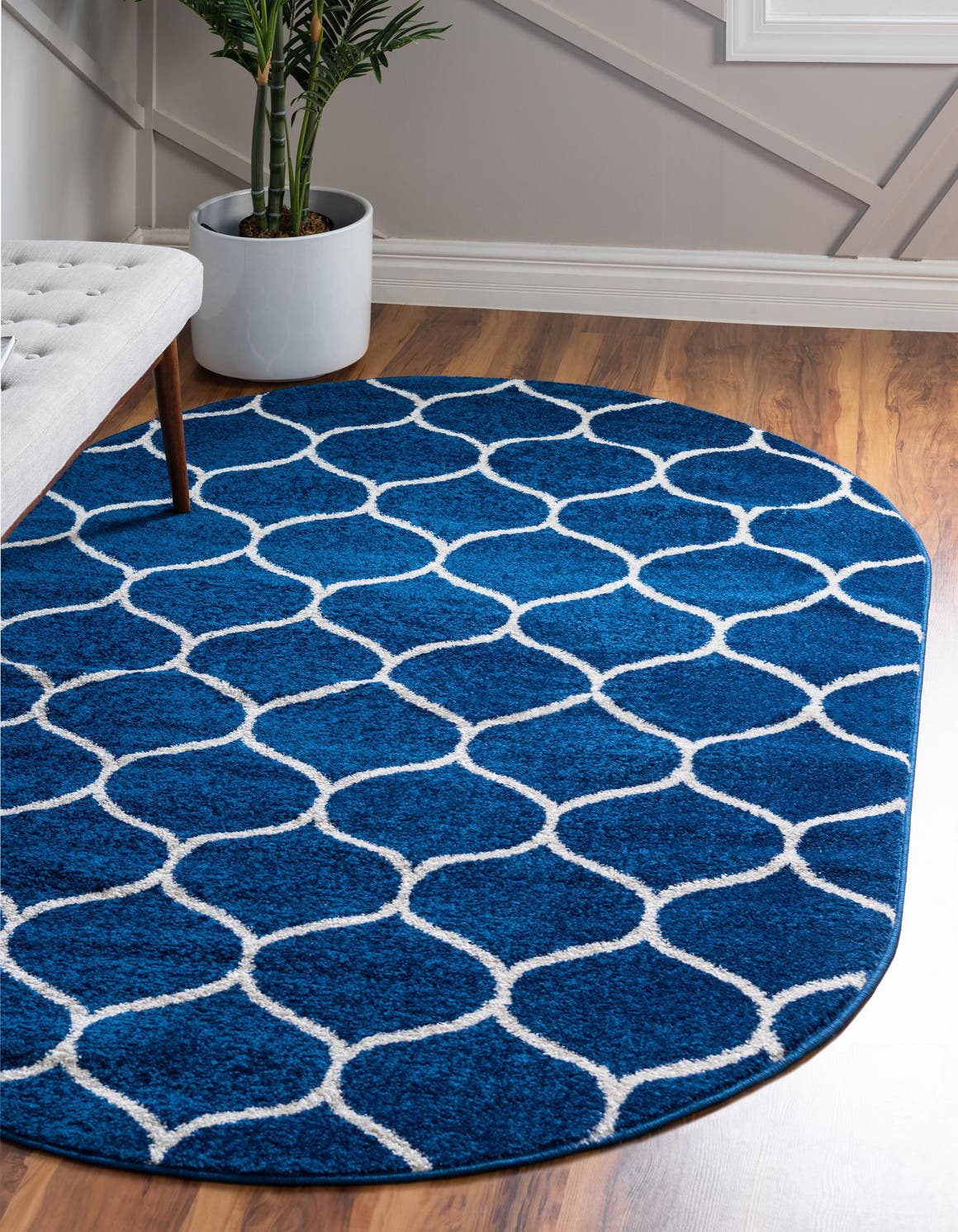 Kunstfaser Teppich Trellis Frieze in Marineblau von Hadorn™ - Lifestyle Image