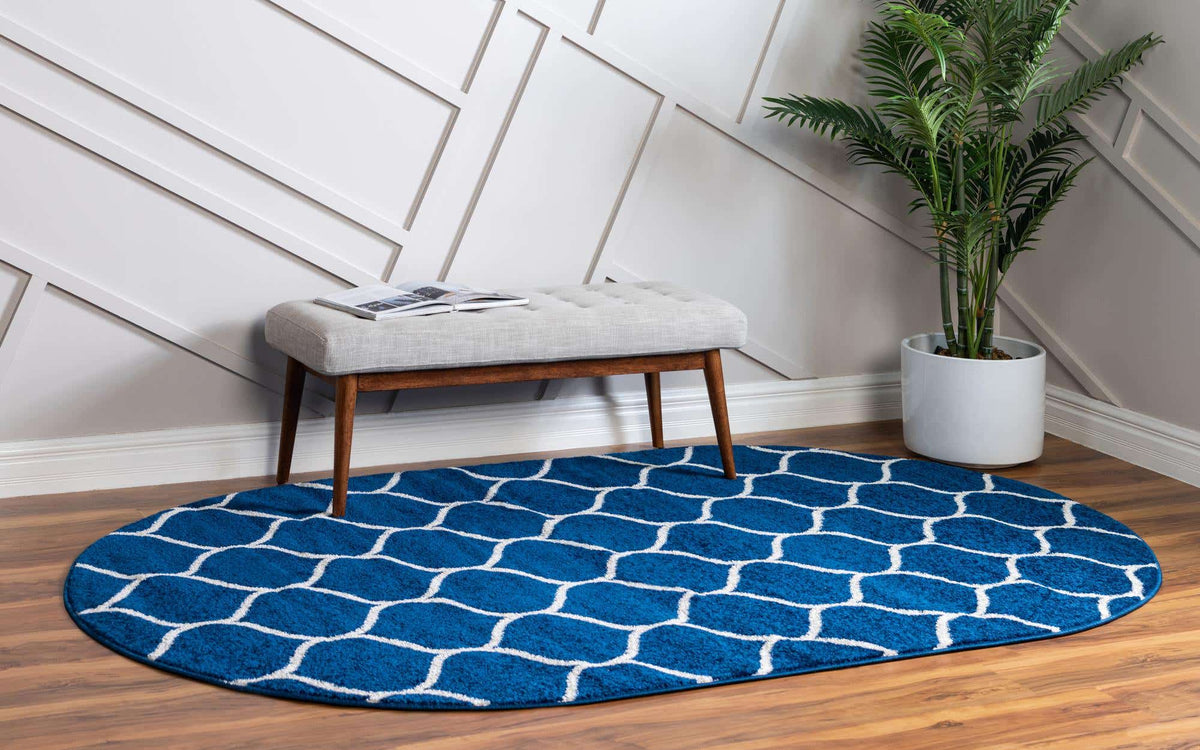 Kunstfaser Teppich Trellis Frieze in Marineblau von Hadorn™ - Lifestyle Image