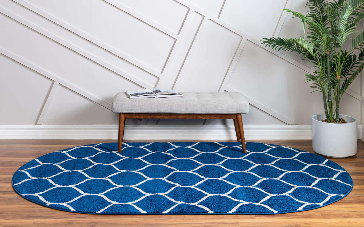 Kunstfaser Teppich Trellis Frieze in Marineblau von Hadorn™ - Lifestyle Image