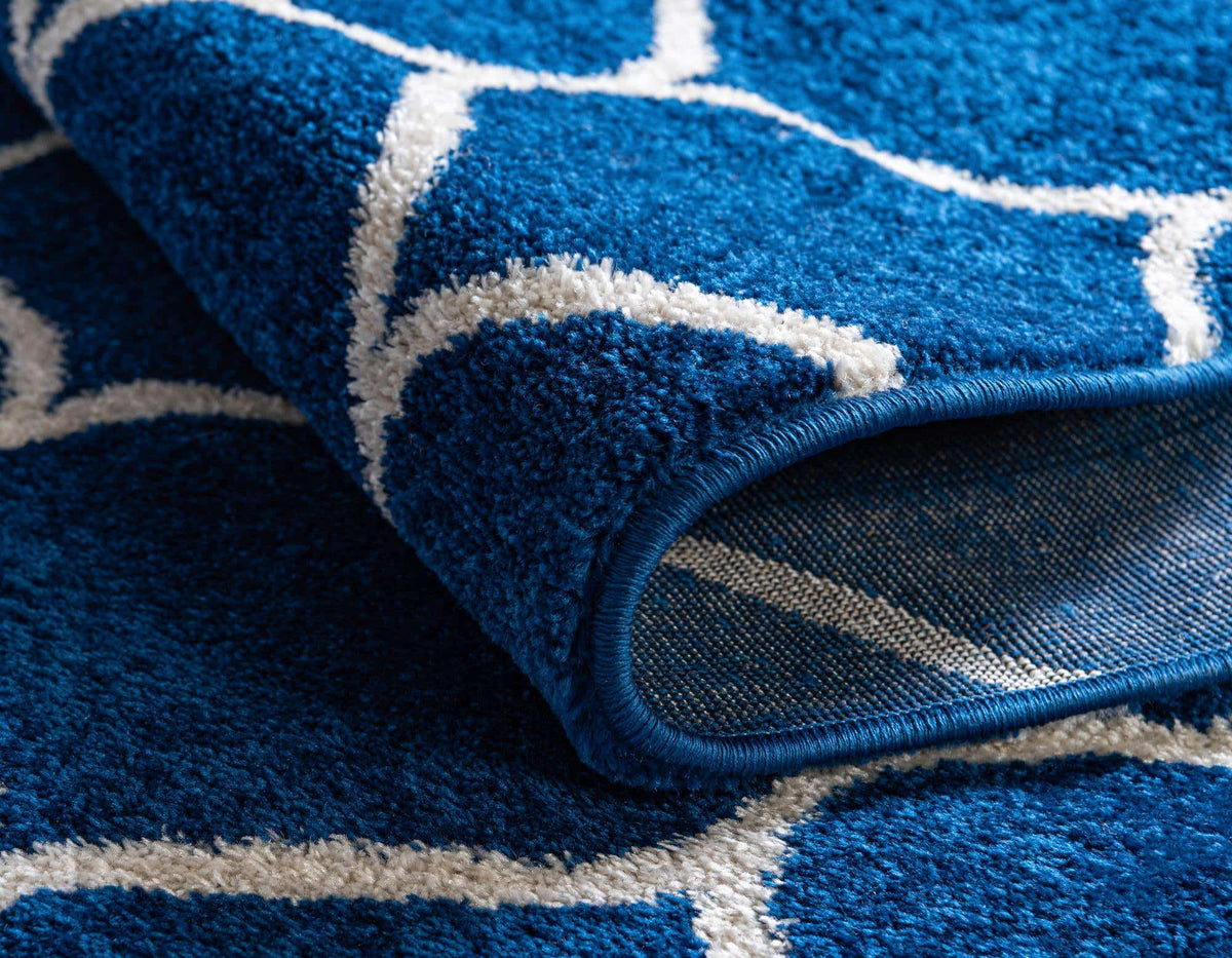 Kunstfaser Teppich Trellis Frieze in Marineblau von Hadorn™ - Lifestyle Image