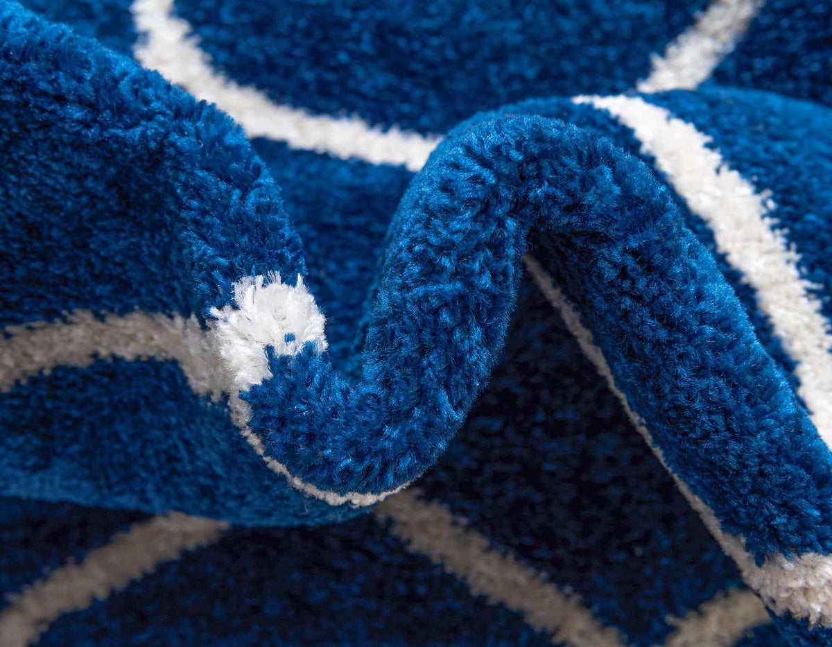 Kunstfaser Teppich Trellis Frieze in Marineblau von Hadorn™ - Lifestyle Image