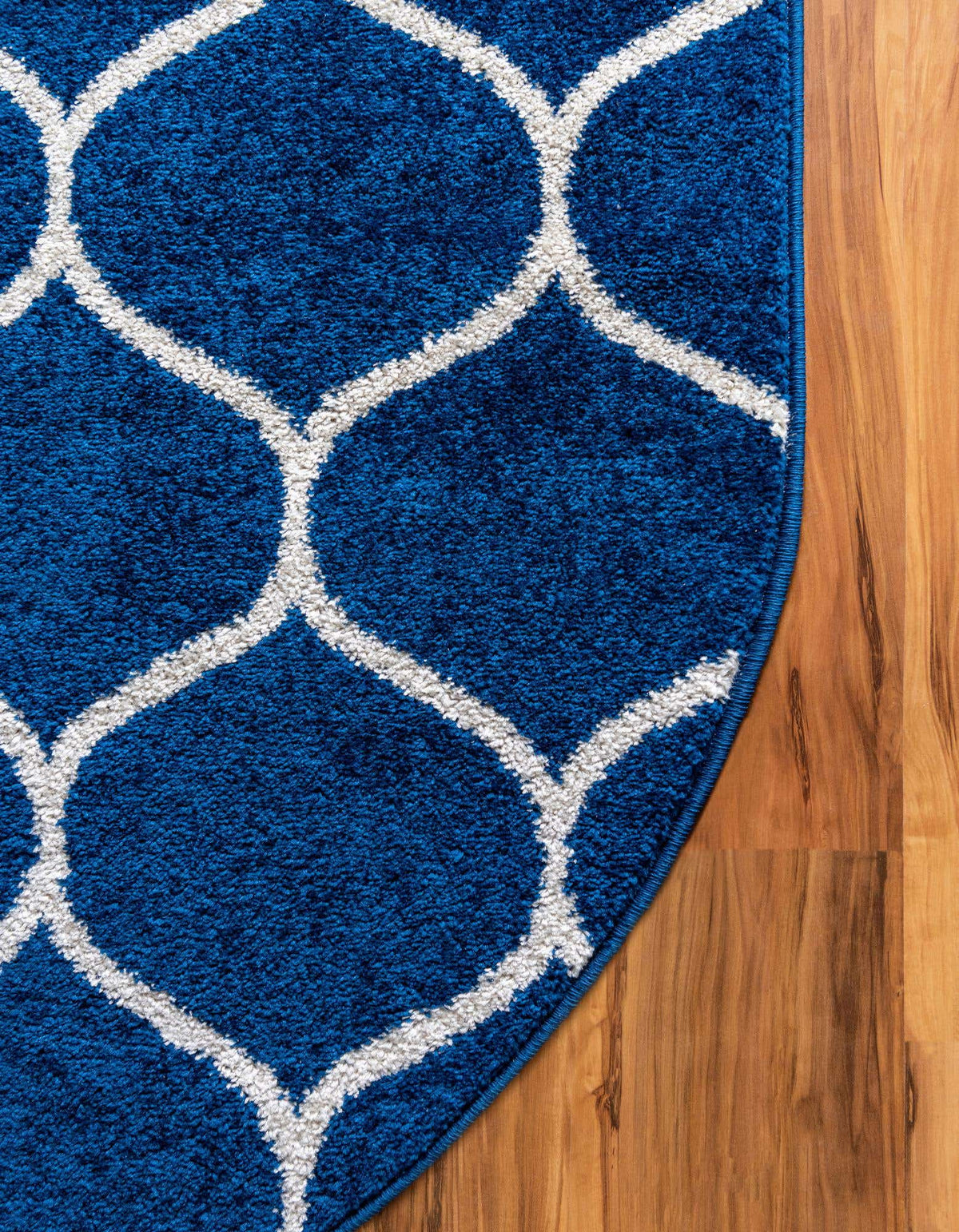 Kunstfaser Teppich Trellis Frieze in Marineblau von Hadorn™ - Lifestyle Image