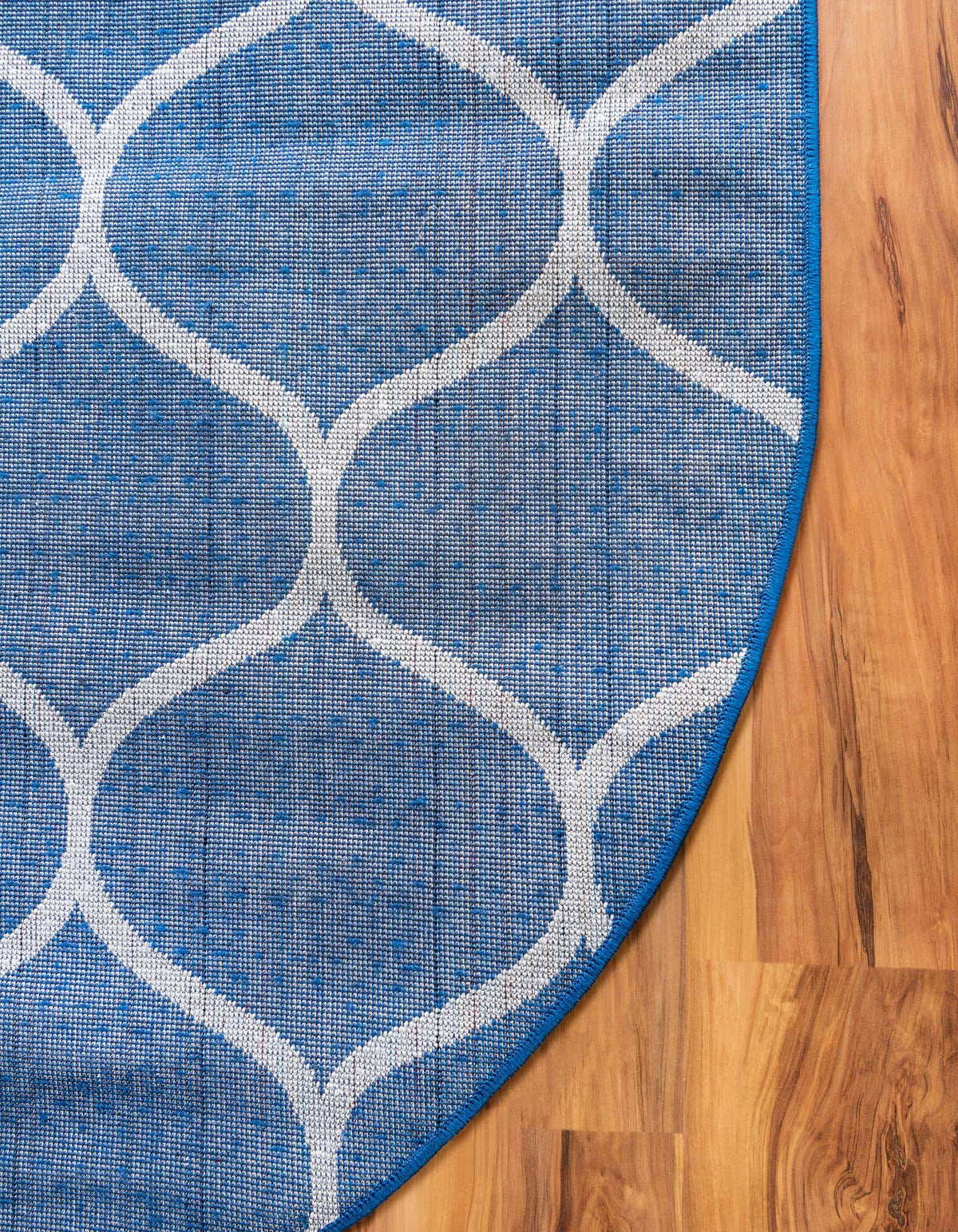 Kunstfaser Teppich Trellis Frieze in Marineblau von Hadorn™ - Lifestyle Image