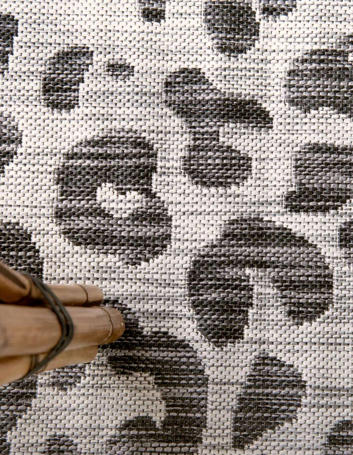 Rechteck Outdoor Teppich Outdoor Safari in Hellgrau von Hadorn™ - Lifestyle Image