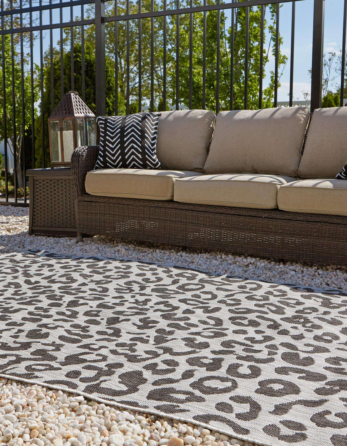Rechteck Outdoor Teppich Outdoor Safari in Hellgrau von Hadorn™ - Lifestyle Image