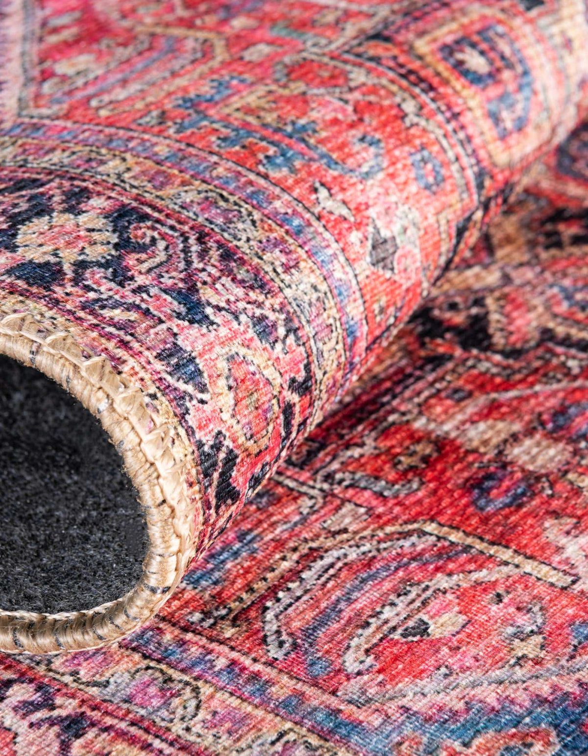 Rechteck Teppich Timeless in Rot von Hadorn™ - Lifestyle Image