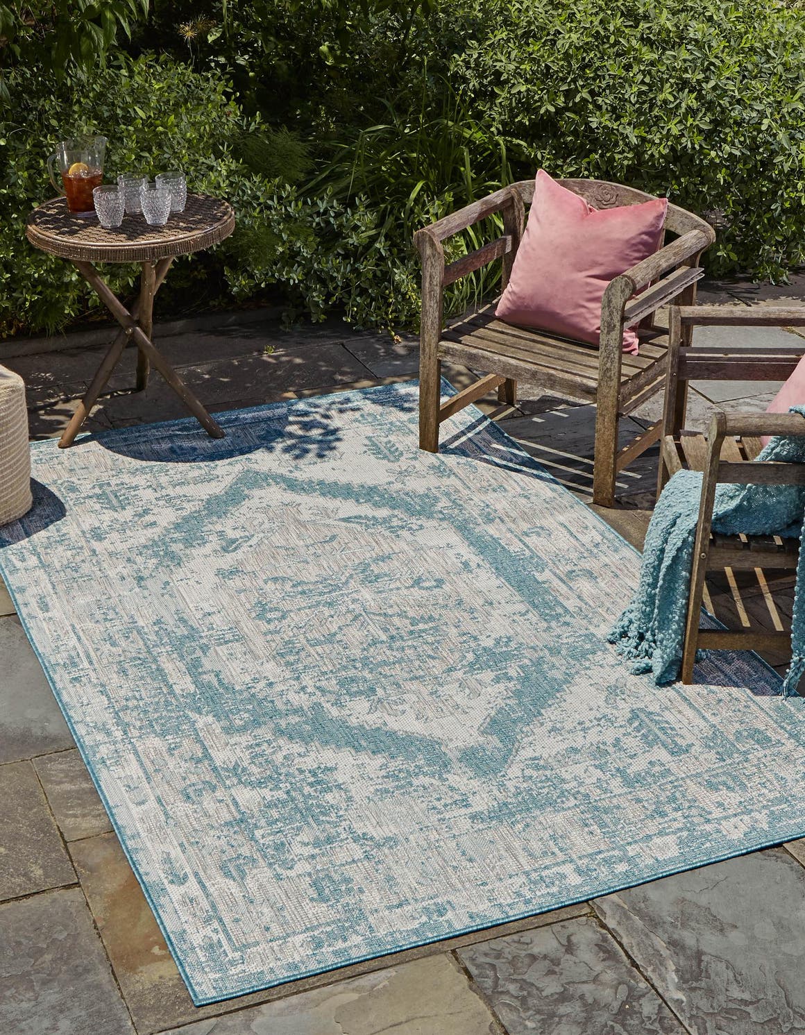 Rechteck Outdoor Teppich Outdoor Traditional in Aqua von Hadorn™ - Lifestyle Image