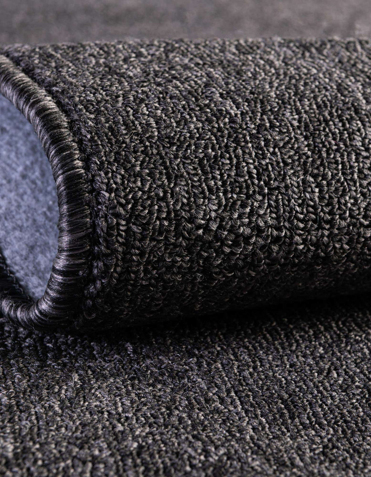 Rechteck Teppich Everyday Solid in Holzkohle von Hadorn™ - Lifestyle Image