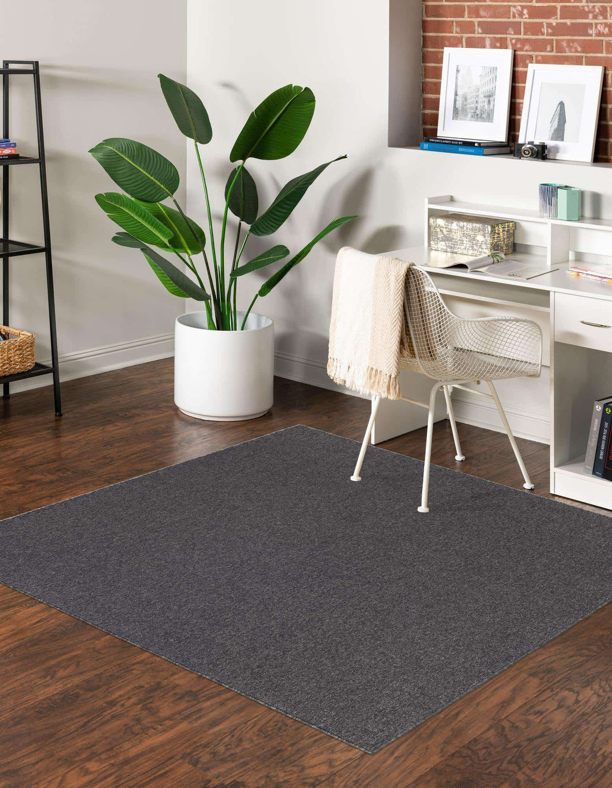 Quadratisch Teppich Everyday Solid in Holzkohle von Hadorn™ - Lifestyle Image