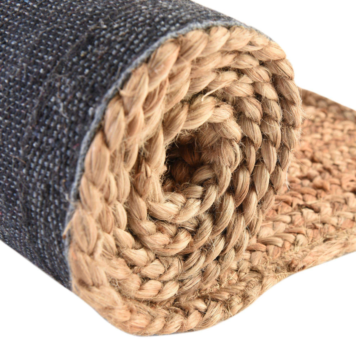 Rund Teppich Braided Jute Luxe in Natürlich von Hadorn™ - Lifestyle Image